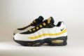 Nike Air Max 95 OG White Saffron Quartz Black – Geel/Zwart/Wit – Heren/Dames/Uniseks Sneakers – Vilt/Mesh – HM4740-102 – zijkant