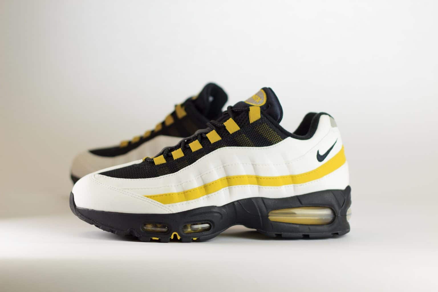 Nike Air Max 95 OG White Saffron Quartz Black – Geel/Zwart/Wit – Heren/Dames/Uniseks Sneakers – Vilt/Mesh – HM4740-102 – zijkant