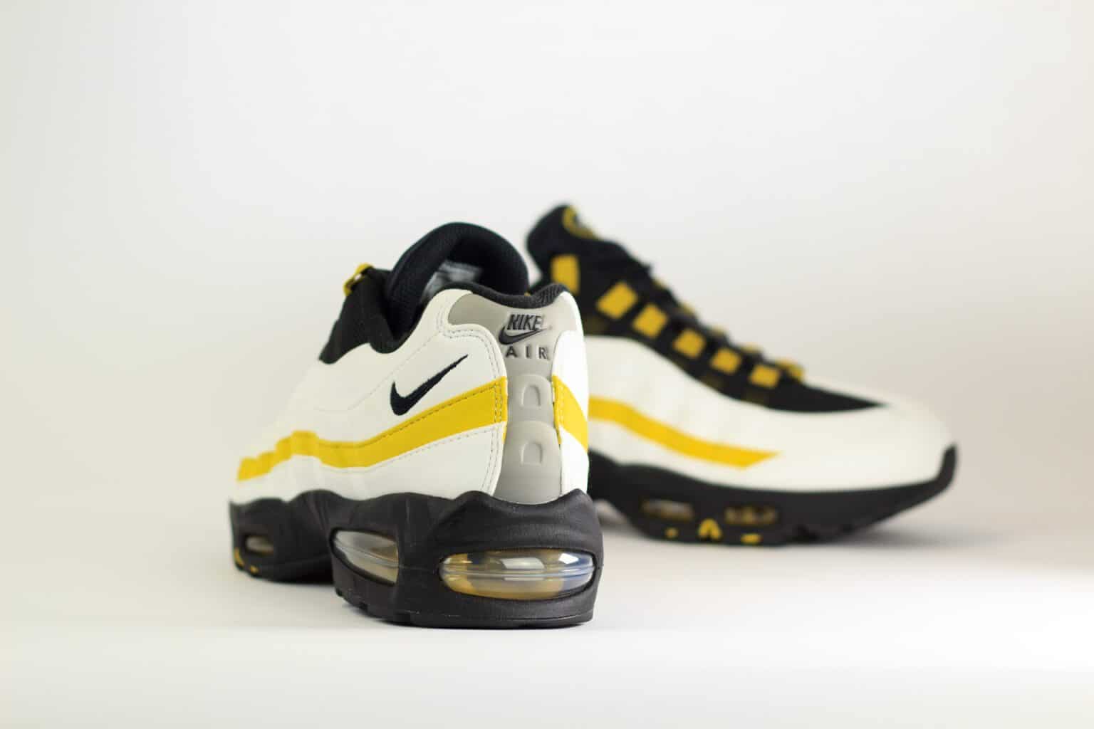 Nike Air Max 95 OG White Saffron Quartz Black – Geel/Zwart/Wit – Heren/Dames/Uniseks Sneakers – Vilt/Mesh – HM4740-102 – achterkant