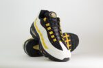 Nike Air Max 95 OG White Saffron Quartz Black – Geel/Zwart/Wit – Heren/Dames/Uniseks Sneakers – Vilt/Mesh – HM4740-102 – voorkant