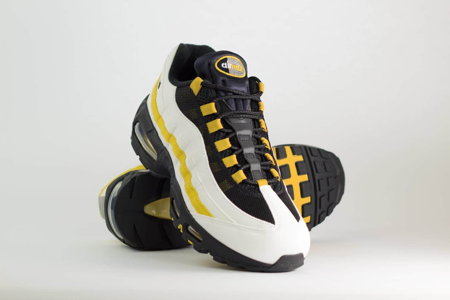 Nike Air Max 95 OG White Saffron Quartz Black – Geel/Zwart/Wit – Heren/Dames/Uniseks Sneakers – Vilt/Mesh – HM4740-102 – voorkant