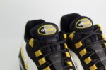 Nike Air Max 95 OG White Saffron Quartz Black – Geel/Zwart/Wit – Heren/Dames/Uniseks Sneakers – Vilt/Mesh – HM4740-102 – bovenkant
