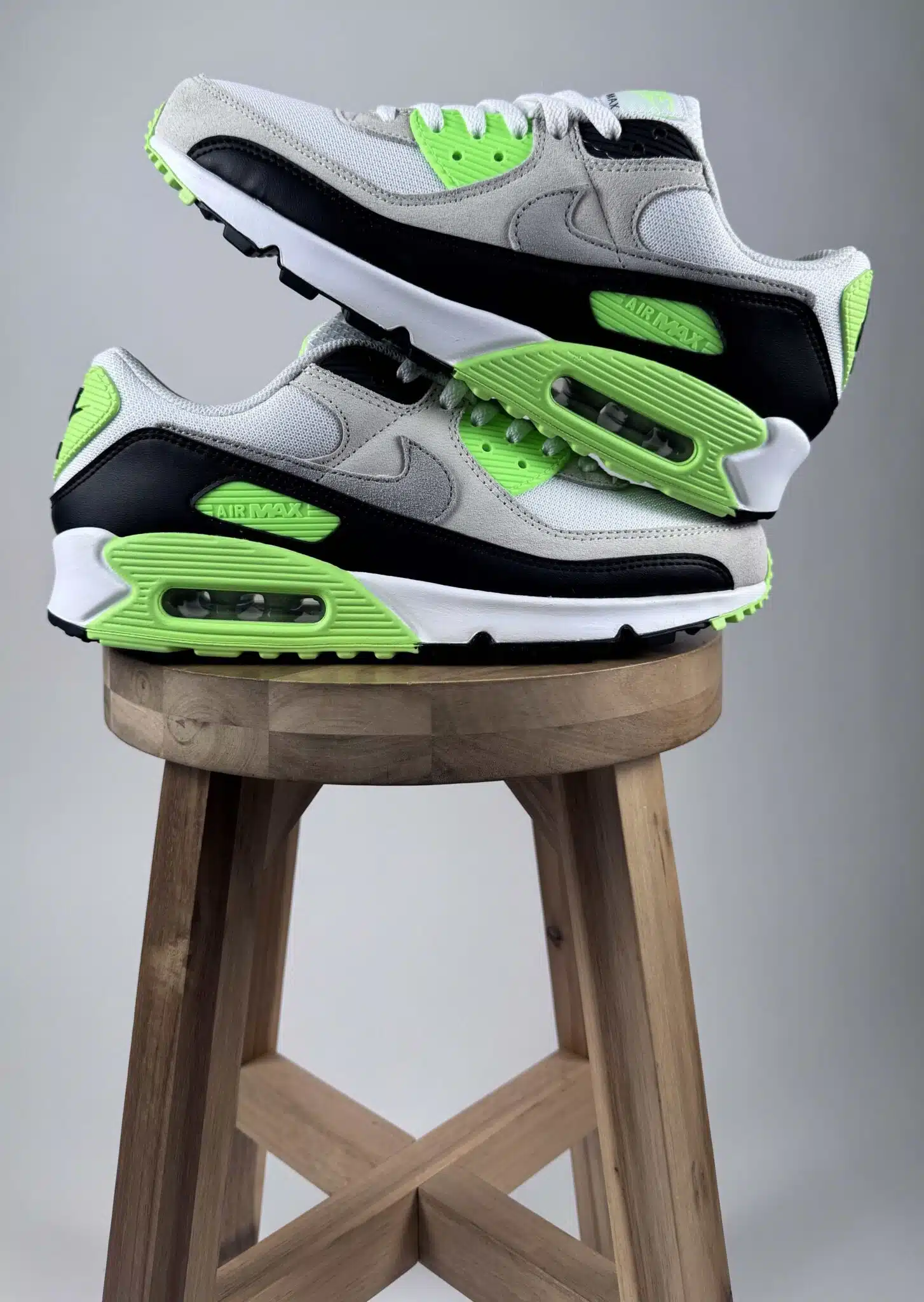 Nike Air Max 90 White Light Bone Neutral Olive Cave Stone gestapeld op bruin krukje