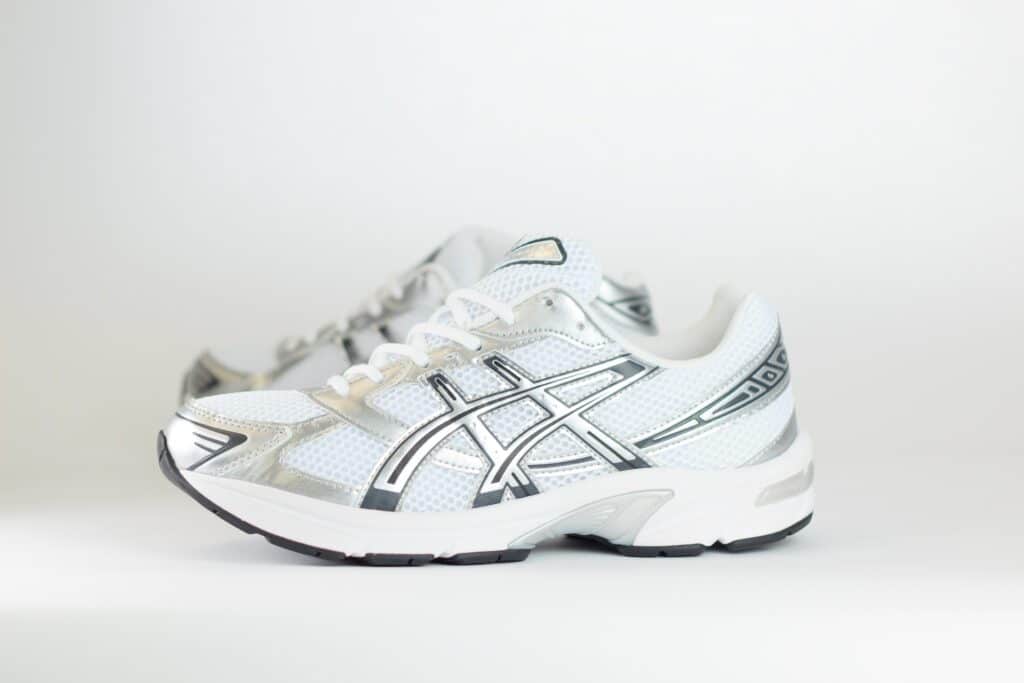 ASICS Gel-1130 White Pure Silver – Zilver/Wit – Heren/Dames/Uniseks Sneakers – Leer/Mesh – 1201B020-100 – Zijkant