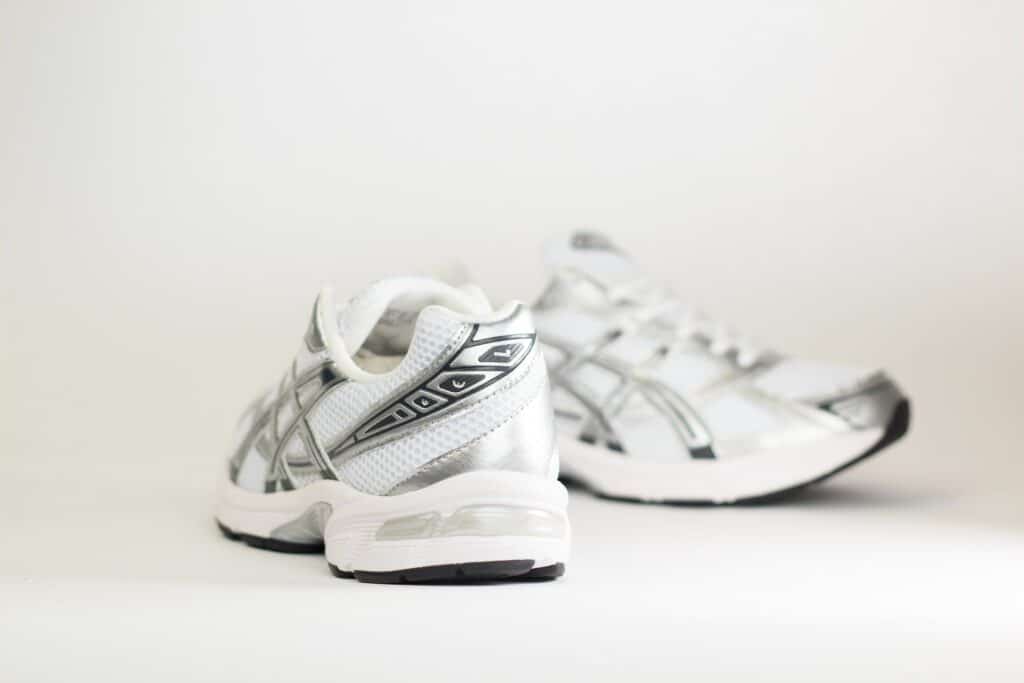 ASICS Gel-1130 White Pure Silver – Zilver/Wit – Heren/Dames/Uniseks Sneakers – Leer/Mesh – 1201B020-100 – Achterkant