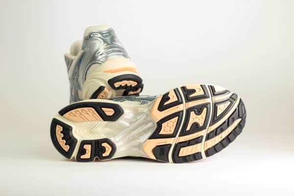 ASICS Gel-Kayano 14 Birch Pure Silver Teal Gold – Beige/Zilver/Blauw – Heren/Dames/Uniseks Sneakers – Leer/Mesh – 1203A537-109 – Onderkant