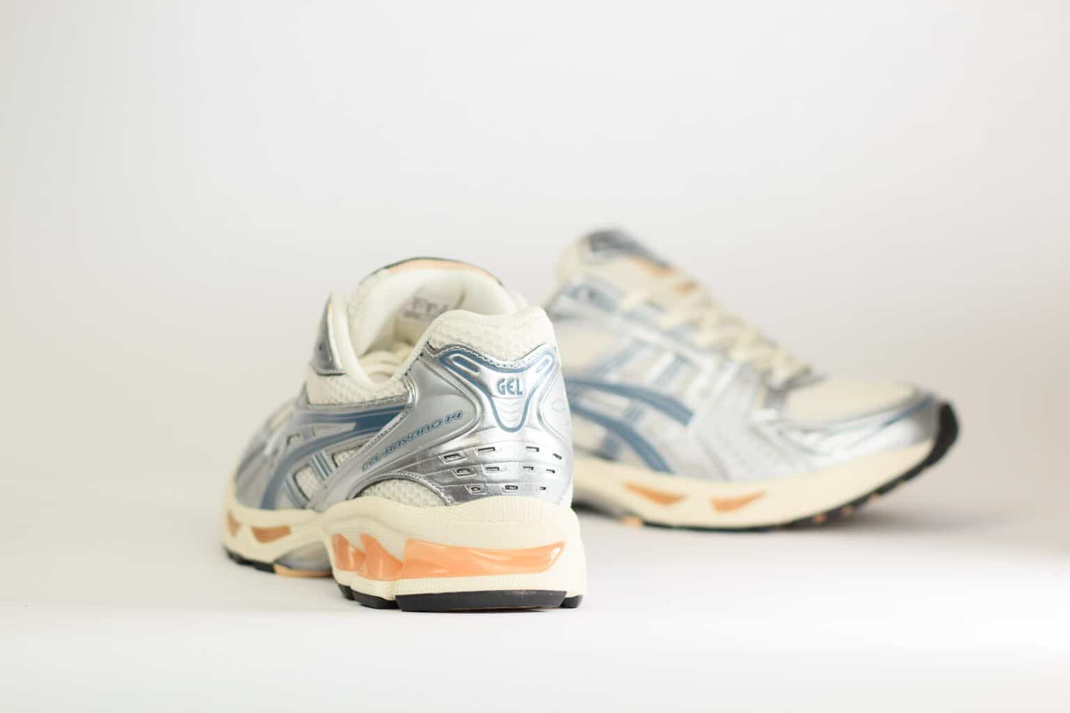 ASICS Gel-Kayano 14 Birch Pure Silver Teal Gold – Beige/Zilver/Blauw – Heren/Dames/Uniseks Sneakers – Leer/Mesh – 1203A537-109 – Achterkant