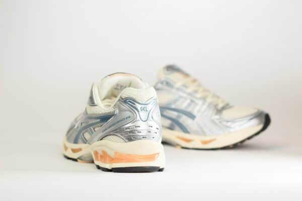 ASICS Gel-Kayano 14 Birch Pure Silver Teal Gold – Beige/Zilver/Blauw – Heren/Dames/Uniseks Sneakers – Leer/Mesh – 1203A537-109 – Achterkant
