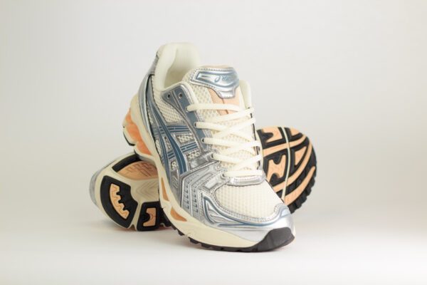 ASICS Gel-Kayano 14 Birch Pure Silver Teal Gold – Beige/Zilver/Blauw – Heren/Dames/Uniseks Sneakers – Leer/Mesh – 1203A537-109 – Voorkant