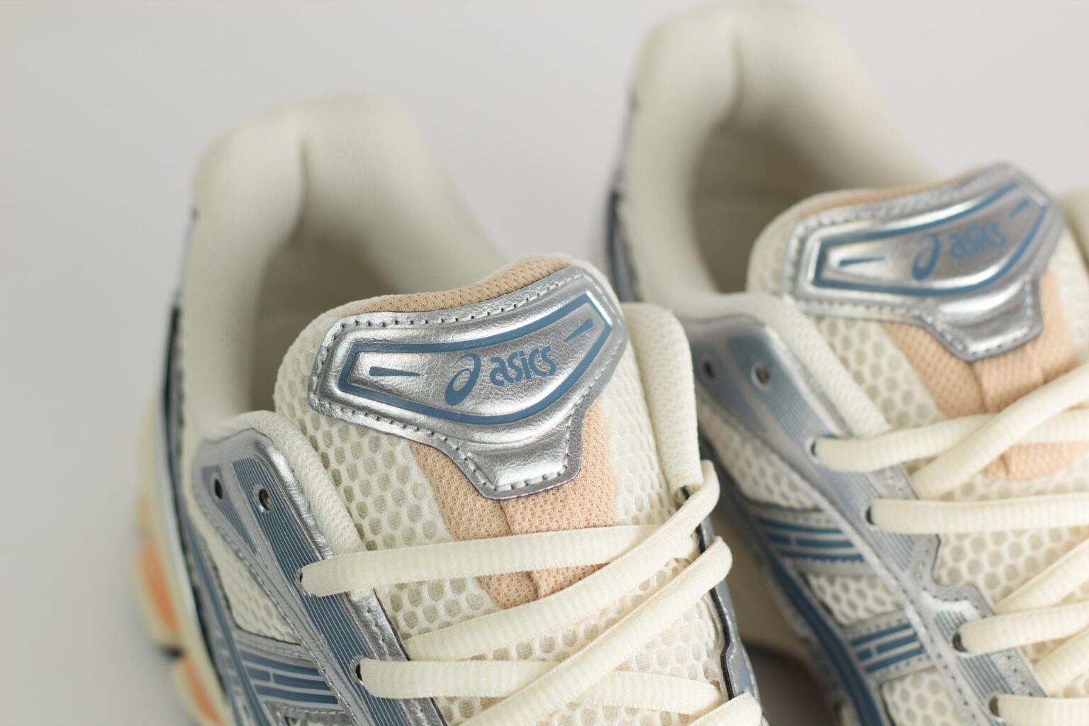 ASICS Gel-Kayano 14 Birch Pure Silver Teal Gold – Beige/Zilver/Blauw – Heren/Dames/Uniseks Sneakers – Leer/Mesh – 1203A537-109 – Bovenkant
