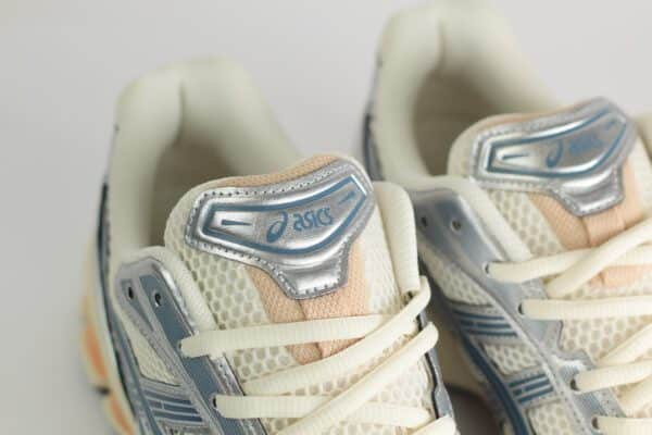 ASICS Gel-Kayano 14 Birch Pure Silver Teal Gold – Beige/Zilver/Blauw – Heren/Dames/Uniseks Sneakers – Leer/Mesh – 1203A537-109 – Bovenkant