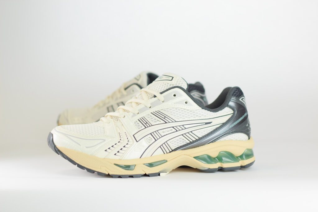 ASICS Gel-Kayano 14 Cream Obsidian Grey – Beige/Grijs – Heren/Dames/Uniseks Sneakers – Leer/Mesh – 1203A537-113 – Zijkant