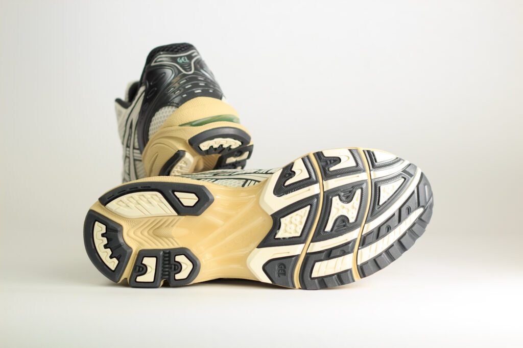 ASICS Gel-Kayano 14 Cream Obsidian Grey – Beige/Grijs – Heren/Dames/Uniseks Sneakers – Leer/Mesh – 1203A537-113 – Onderkant
