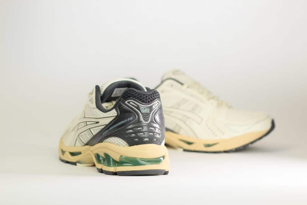 ASICS Gel-Kayano 14 Cream Obsidian Grey – Beige/Grijs – Heren/Dames/Uniseks Sneakers – Leer/Mesh – 1203A537-113 – Achterkant