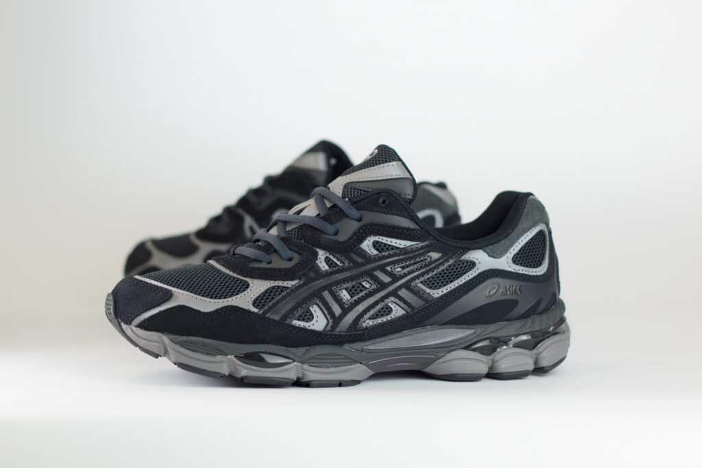 ASICS Gel-NYC Graphite Grey Black – Zilver/Zwart – Heren/Dames/Uniseks Sneakers – Suede/Mesh – 1201A789-020 – Zijkant