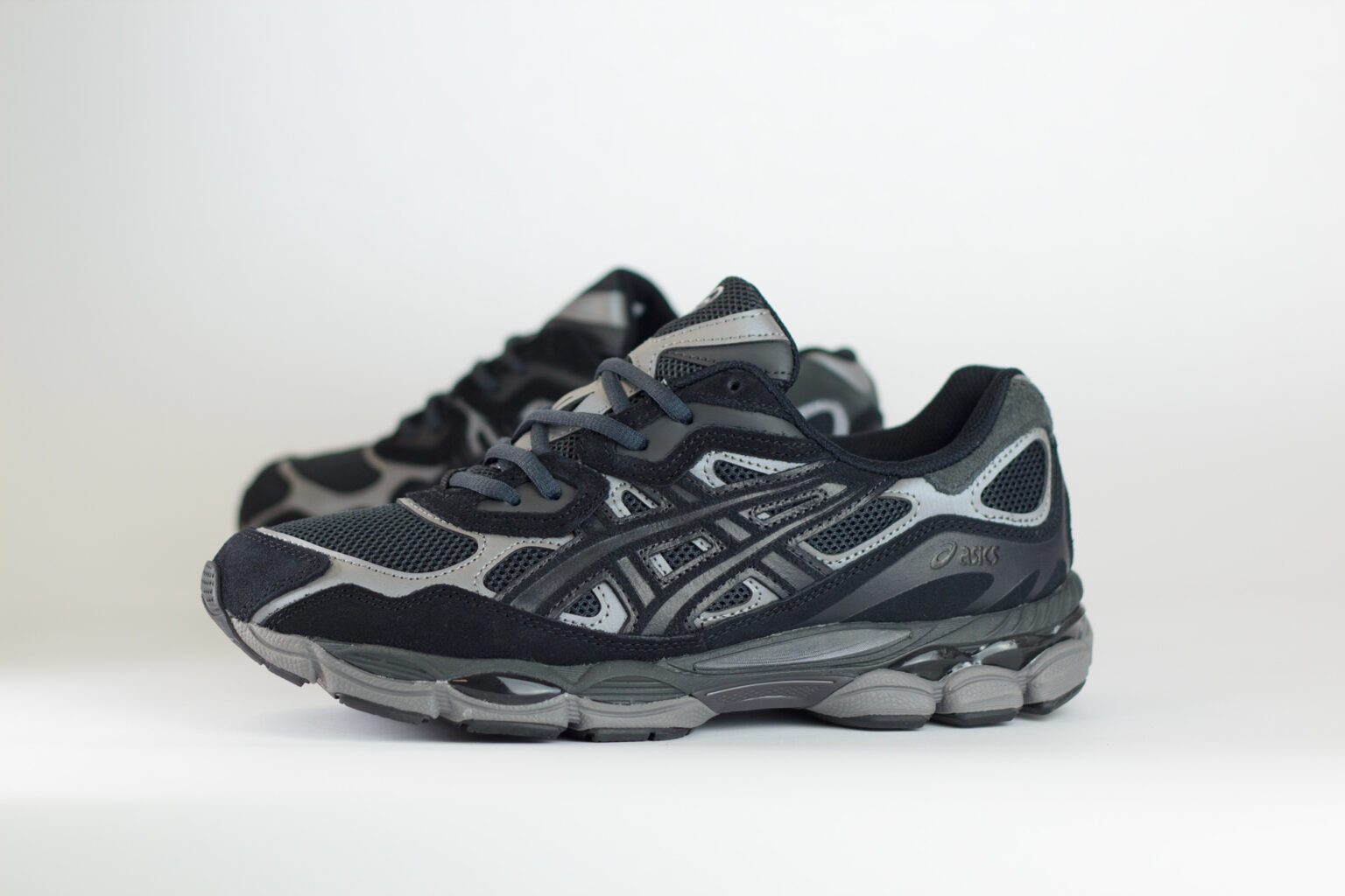 ASICS Gel-NYC Graphite Grey Black – Zilver/Zwart – Heren/Dames/Uniseks Sneakers – Suede/Mesh – 1201A789-020 – Zijkant