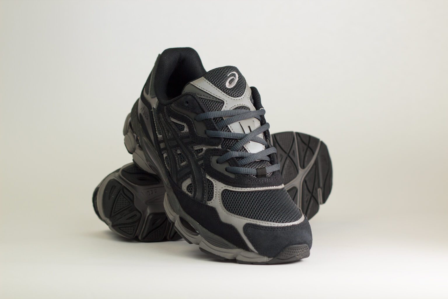 ASICS Gel-NYC Graphite Grey Black – Zilver/Zwart – Heren/Dames/Uniseks Sneakers – Suede/Mesh – 1201A789-020 – Voorkant
