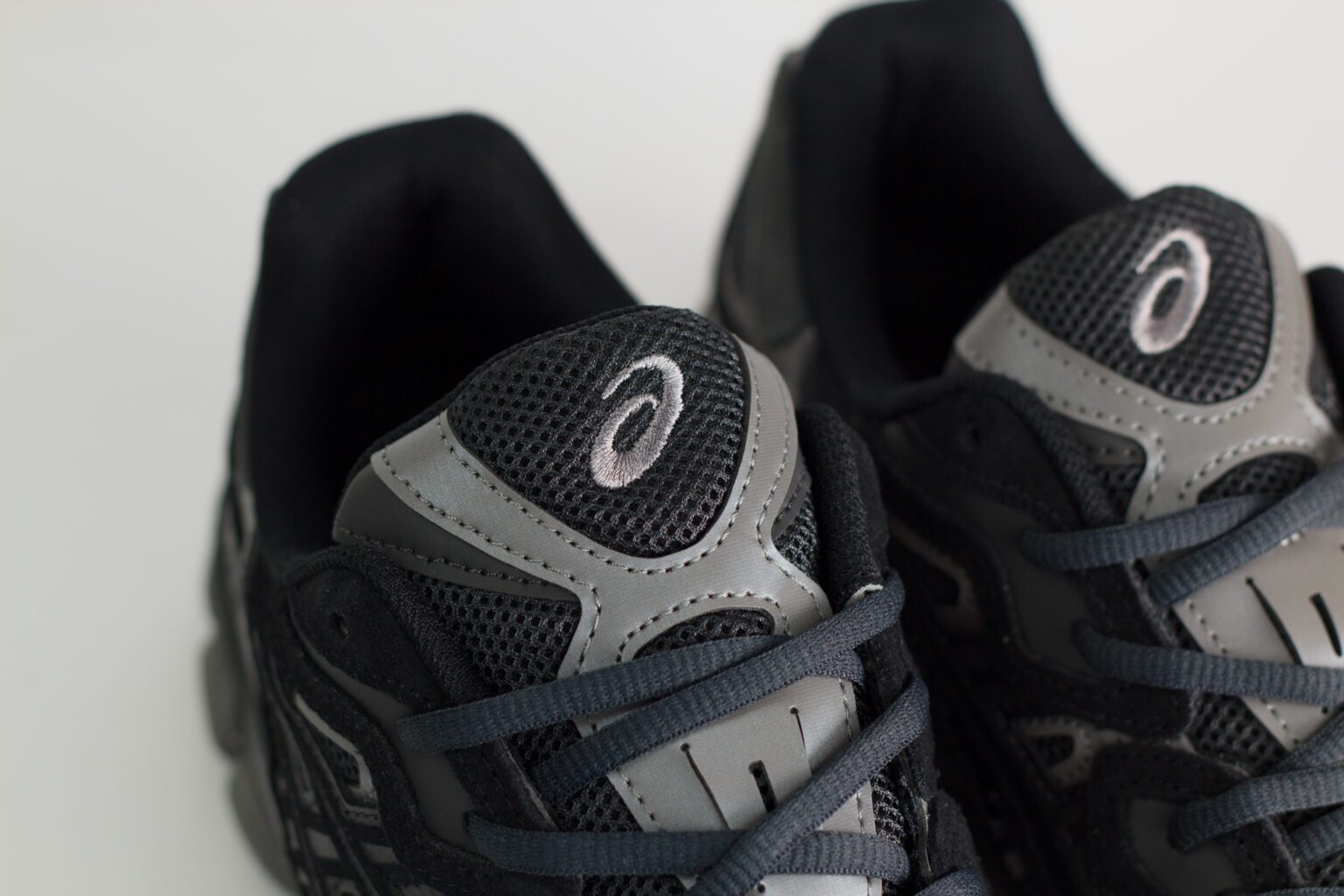 ASICS Gel-NYC Graphite Grey Black – Zilver/Zwart – Heren/Dames/Uniseks Sneakers – Suede/Mesh – 1201A789-020 – Bovenkant