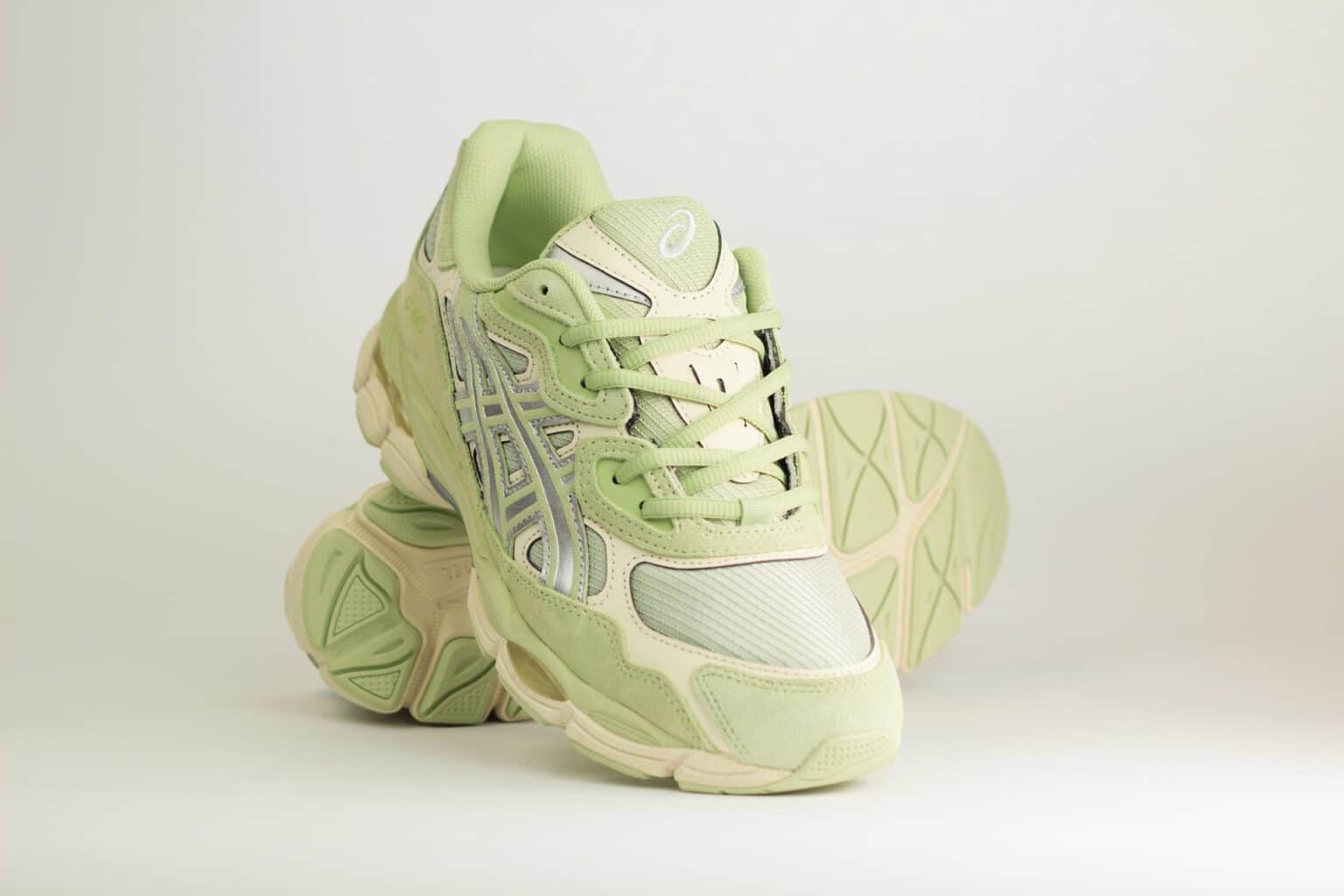 ASICS Gel-NYC Sage Frost Pure Silver – Groen – Heren/Dames/Uniseks Sneakers – Suede/Mesh – 1203A739-301 – Voorkant