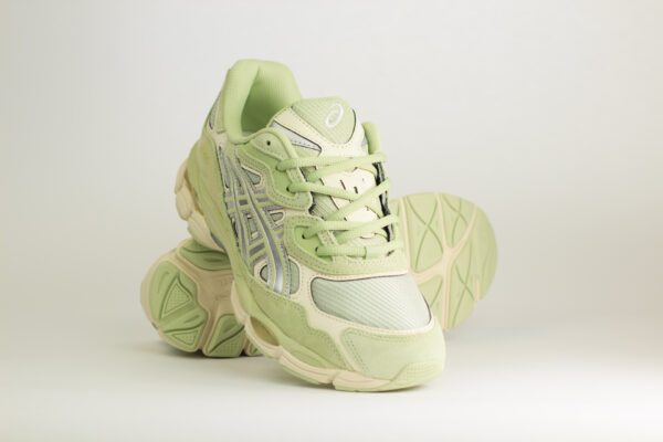ASICS Gel-NYC Sage Frost Pure Silver – Groen – Heren/Dames/Uniseks Sneakers – Suede/Mesh – 1203A739-301 – Voorkant