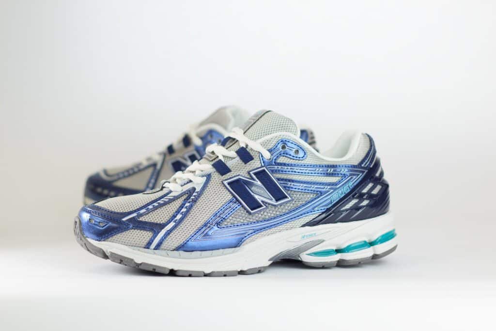 New Balance 1906R Grey Blue Metallic – Blauw/Zilver – Heren/Dames/Uniseks Sneakers – Leer/Mesh – U190688T – Zijkant