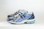 New Balance 1906R Grey Blue Metallic – Blauw/Zilver – Heren/Dames/Uniseks Sneakers – Leer/Mesh – U190688T – Zijkant