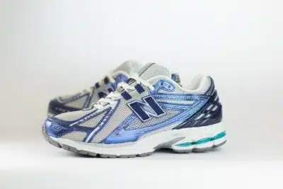 New Balance 1906R Grey Blue Metallic – Blauw/Zilver – Heren/Dames/Uniseks Sneakers – Leer/Mesh – U190688T – Zijkant