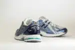 New Balance 1906R Grey Blue Metallic – Blauw/Zilver – Heren/Dames/Uniseks Sneakers – Leer/Mesh – U190688T – Achterkant