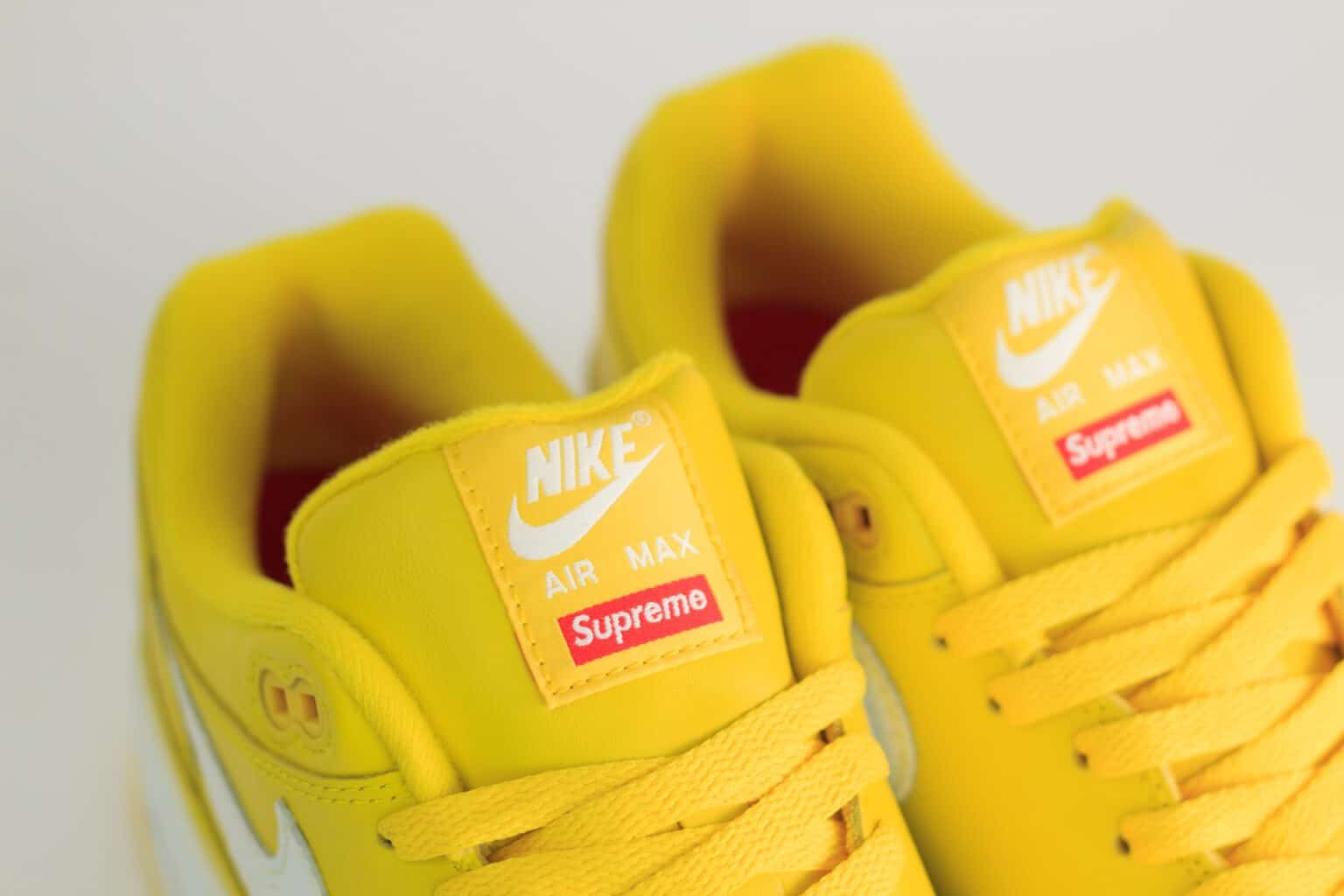 Nike Air Max 1 '87 SP Supreme Speed Yellow – Geel/Wit – Heren/Dames/Uniseks Sneakers – Leer – HF8813-700 – Bovenkant