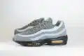 Nike Air Max 95 Cool Grey Sundial – Grijs/Zwart – Heren/Dames/Uniseks Sneakers – Leer/Mesh – HV6062-002 – Zijkant