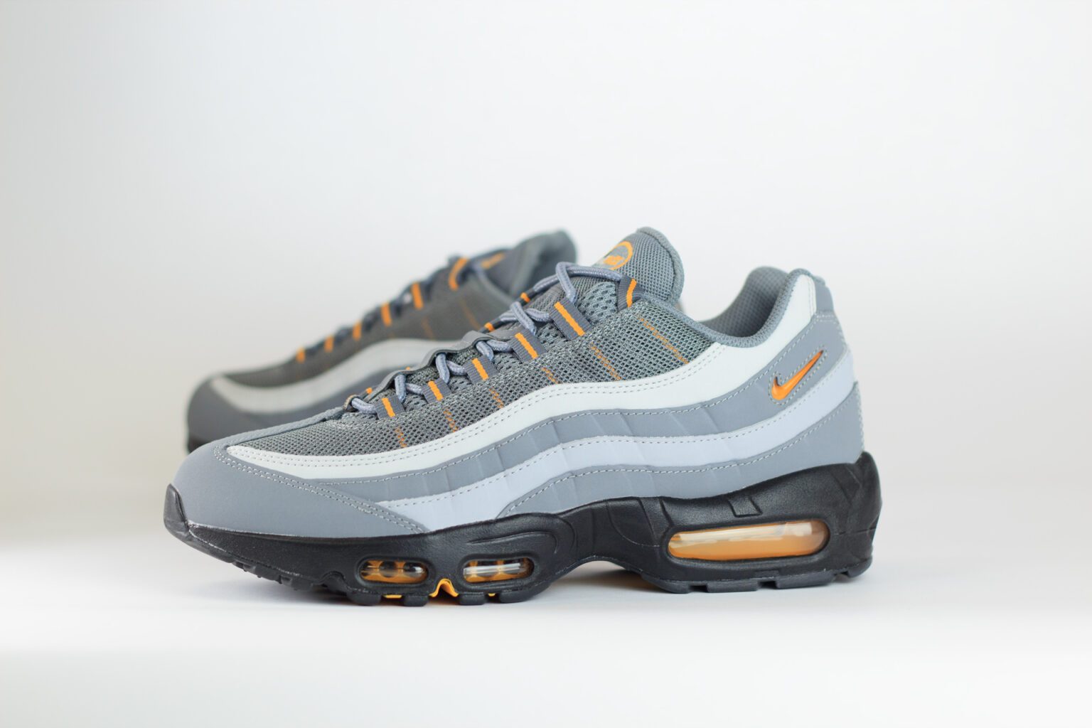 Nike Air Max 95 Cool Grey Sundial – Grijs/Zwart – Heren/Dames/Uniseks Sneakers – Leer/Mesh – HV6062-002 – Zijkant