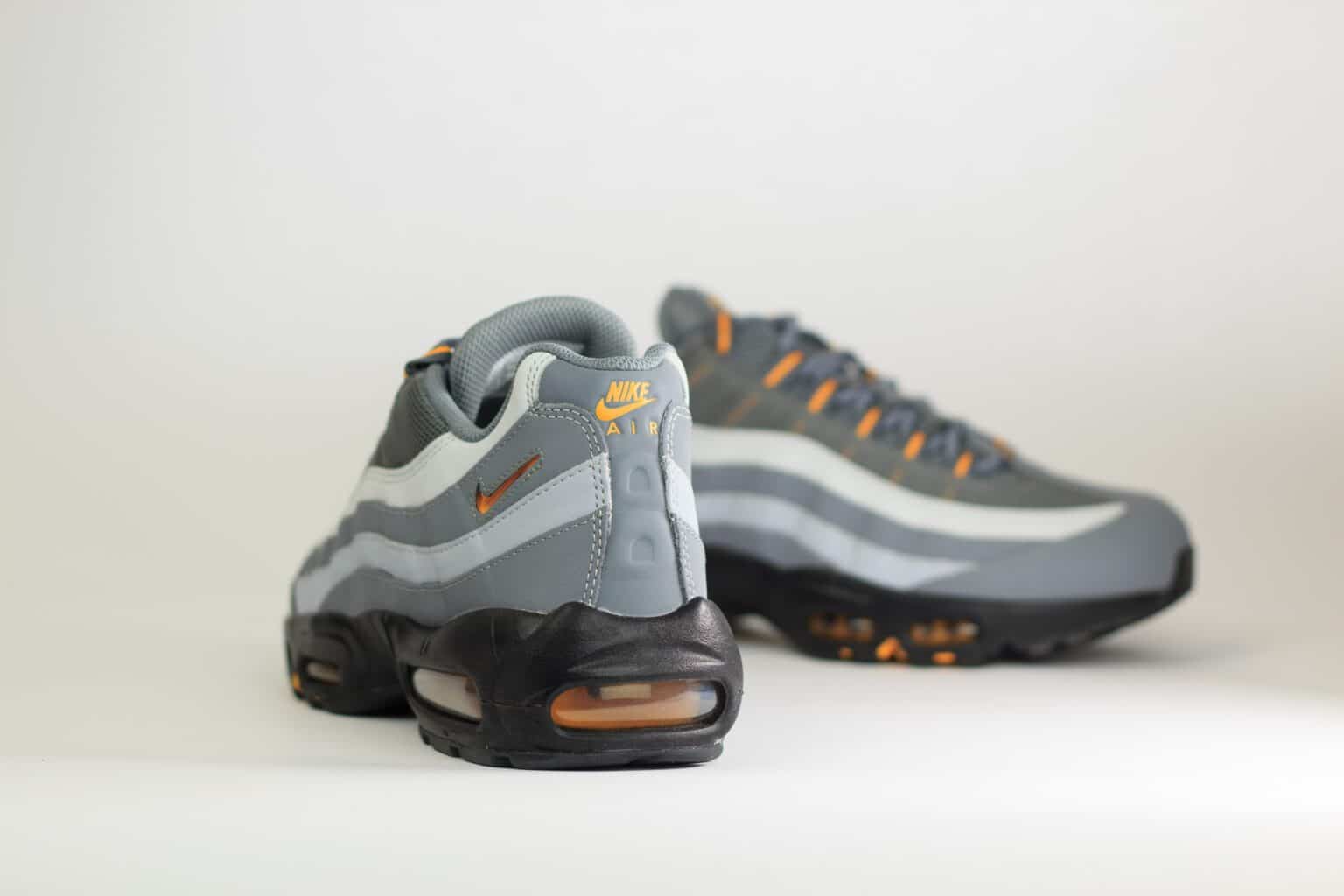 Nike Air Max 95 Cool Grey Sundial – Grijs/Zwart – Heren/Dames/Uniseks Sneakers – Leer/Mesh – HV6062-002 – Achterkant