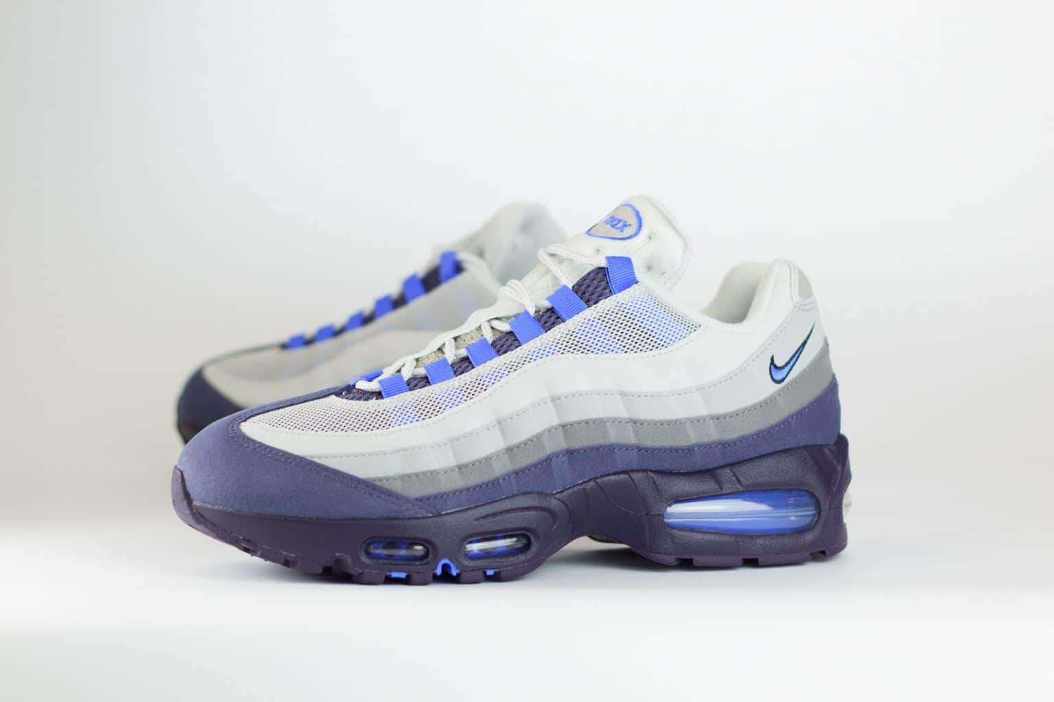 Nike Air Max 95 OG Big Bubble Photon Dust Purple Dynasty – Grijs/Paars/Zwart – Heren/Dames/Uniseks Sneakers – Vilt/Mesh – HM4740-009 – Zijkant