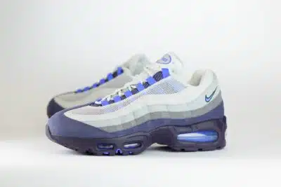 Nike Air Max 95 OG Big Bubble Photon Dust Purple Dynasty – Grijs/Paars/Zwart – Heren/Dames/Uniseks Sneakers – Vilt/Mesh – HM4740-009 – Zijkant