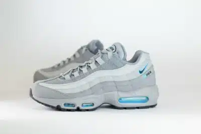 Nike Air Max 95 Retro Logo Grey Aqua – Grijs – Heren/Dames/Uniseks Sneakers – Suede/Mesh – CV1635-001 – Zijkant