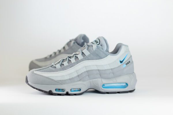Nike Air Max 95 Retro Logo Grey Aqua – Grijs – Heren/Dames/Uniseks Sneakers – Suede/Mesh – CV1635-001 – Zijkant