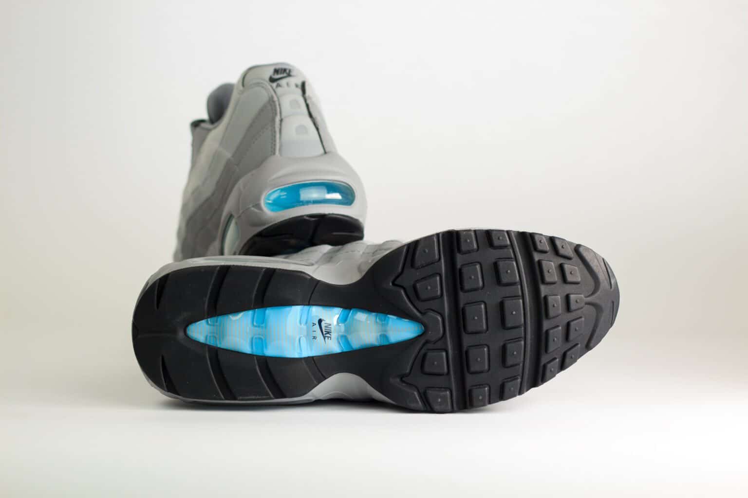 Nike Air Max 95 Retro Logo Grey Aqua – Grijs – Heren/Dames/Uniseks Sneakers – Suede/Mesh – CV1635-001 – Onderkant