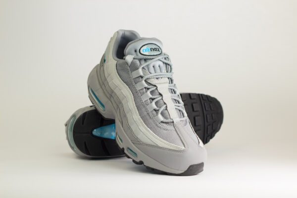 Nike Air Max 95 Retro Logo Grey Aqua – Grijs – Heren/Dames/Uniseks Sneakers – Suede/Mesh – CV1635-001 – Voorkant