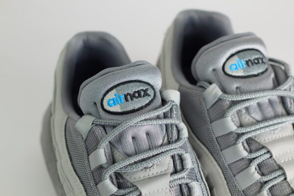 Nike Air Max 95 Retro Logo Grey Aqua – Grijs – Heren/Dames/Uniseks Sneakers – Suede/Mesh – CV1635-001 – Bovenkant