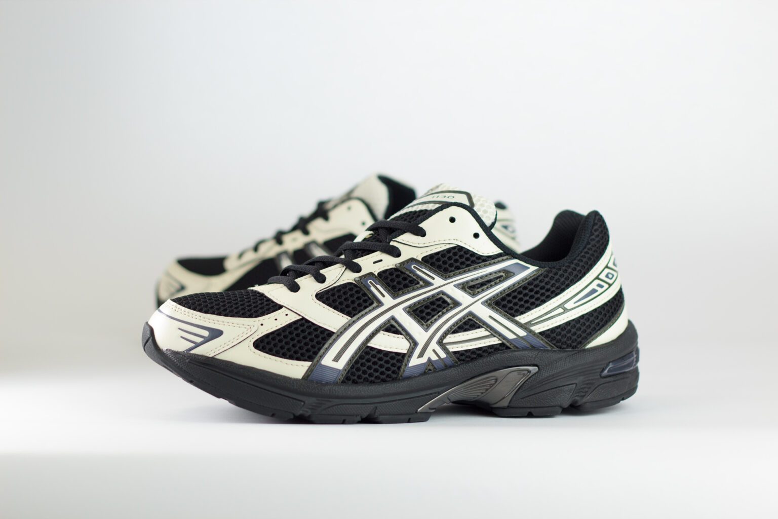 ASICS Gel-1130 Black Cream – Zwart/Beige – Heren/Dames/Uniseks Sneakers – Leer/Mesh – 1203A609-001 – Zijkant