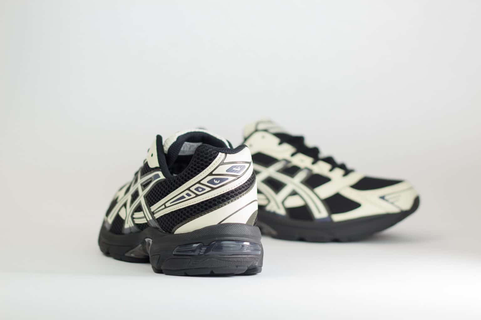 ASICS Gel-1130 Black Cream – Zwart/Beige – Heren/Dames/Uniseks Sneakers – Leer/Mesh – 1203A609-001 – Achterkant