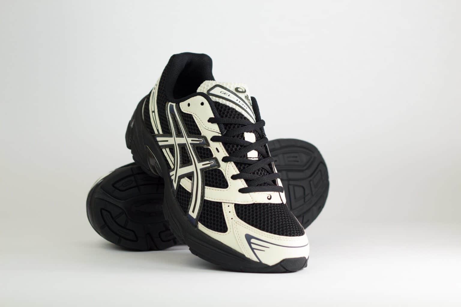 ASICS Gel-1130 Black Cream – Zwart/Beige – Heren/Dames/Uniseks Sneakers – Leer/Mesh – 1203A609-001 – Voorkant