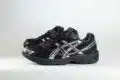 ASICS Gel-1130 Black Pure Silver – Zwart/Zilver – Heren/Dames/Uniseks Sneakers – Leer/Mesh – 1201A906-001 – Zijkant