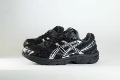 ASICS Gel-1130 Black Pure Silver – Zwart/Zilver – Heren/Dames/Uniseks Sneakers – Leer/Mesh – 1201A906-001 – Zijkant
