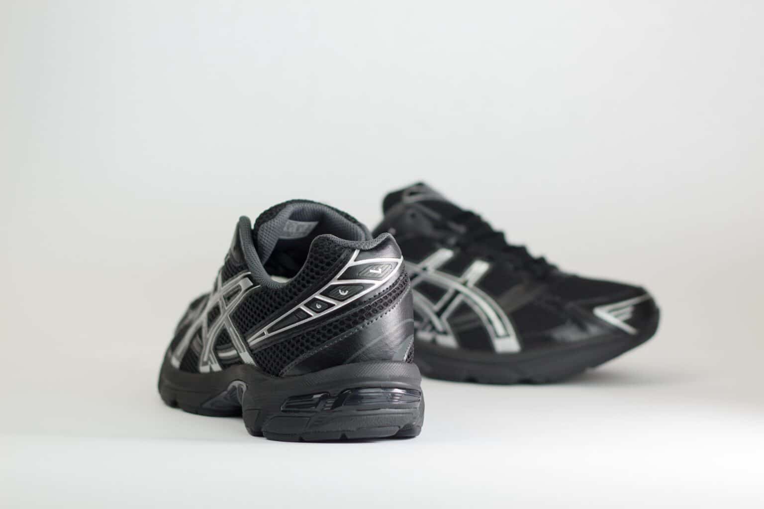 ASICS Gel-1130 Black Pure Silver – Zwart/Zilver – Heren/Dames/Uniseks Sneakers – Leer/Mesh – 1201A906-001 – Achterkant