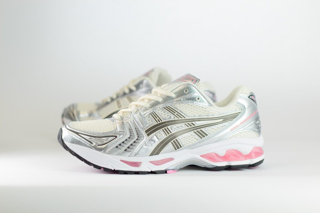 ASICS Gel-Kayano 14 Cream Sweet Pink – Zilver/Wit/Roze – Heren/Dames/Uniseks Sneakers – Leer/Mesh – 1203A537-103 – Zijkant