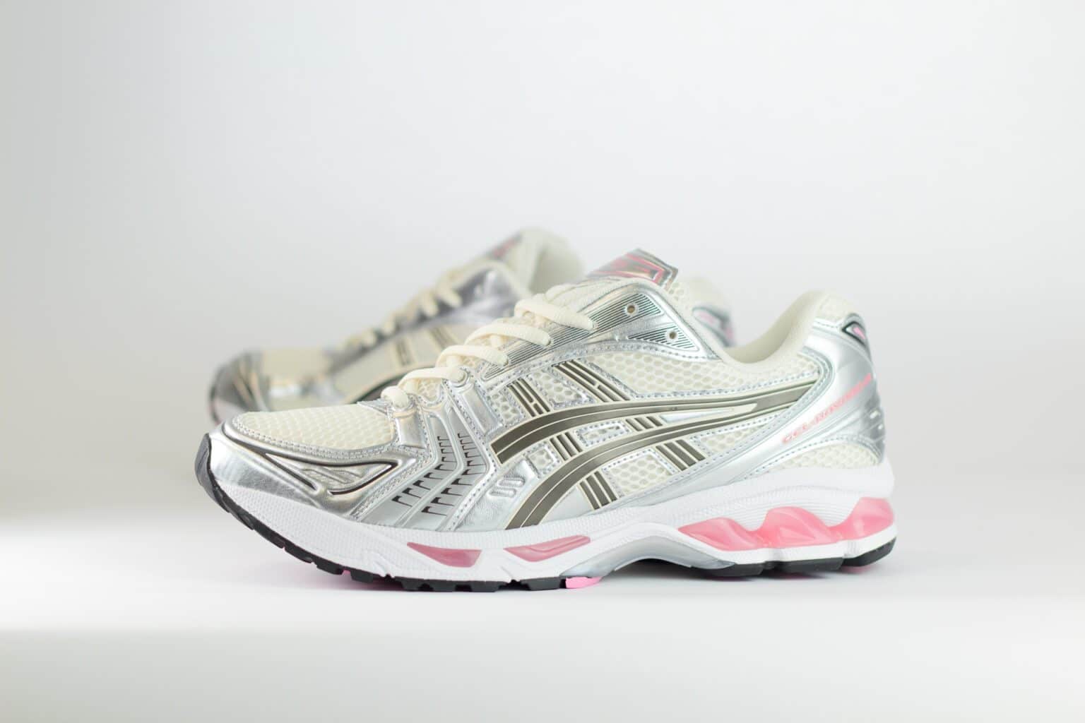 ASICS Gel-Kayano 14 Cream Sweet Pink – Zilver/Wit/Roze – Heren/Dames/Uniseks Sneakers – Leer/Mesh – 1203A537-103 – Zijkant