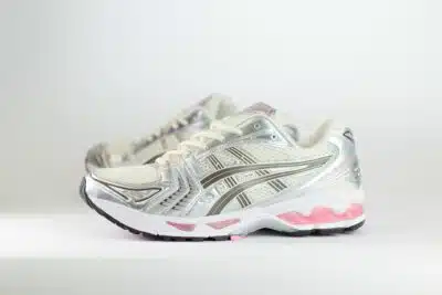 ASICS Gel-Kayano 14 Cream Sweet Pink – Zilver/Wit/Roze – Heren/Dames/Uniseks Sneakers – Leer/Mesh – 1203A537-103 – Zijkant