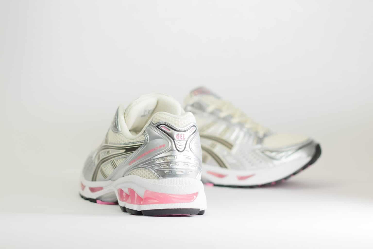 ASICS Gel-Kayano 14 Cream Sweet Pink – Zilver/Wit/Roze – Heren/Dames/Uniseks Sneakers – Leer/Mesh – 1203A537-103 – Achterkant