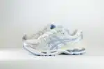 ASICS Gel-Kayano 14 White Light Navy – Zilver/Wit/Blauw – Heren/Dames/Uniseks Sneakers – Leer/Mesh – 1203A537-115 – Zijkant